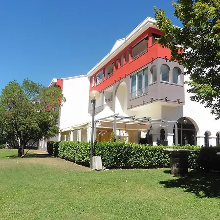Apartment F2 Avec Terrasse, Wifi Et Proximite Thermes A - Fr-1-451-118 *